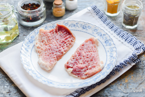 Отбивные из свинины в духовке — 8 простых рецептов мягких и сочных свиных отбивных