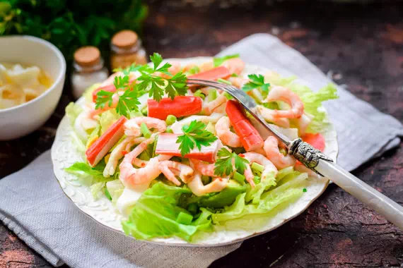 Салат с кальмарами и крабовыми палочками - классический рецепт с фото