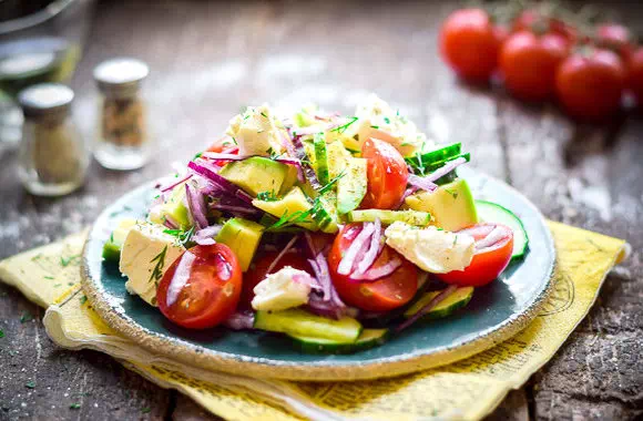 Салат из авокадо с помидорами и огурцами - простой рецепт с фото