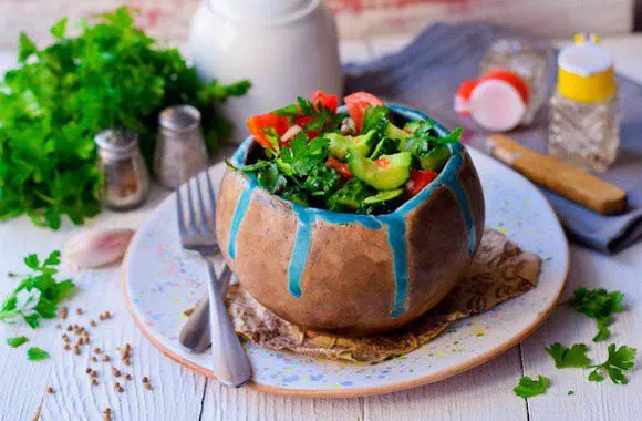 Пикантный салат с битыми огурцами - рецепт с фото