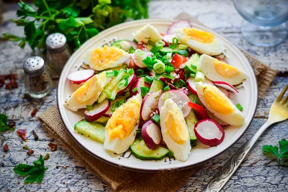 Летний салат с редисом, огурцом и яйцом - очень простой рецепт с фото