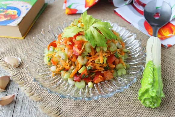 Постный салат с сельдереем, помидорами и морковью - простой рецепт с пошаговыми фото
