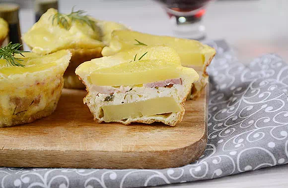 Закусочные кексы с ветчиной, красной рыбой и творожным сыром - оригинальный рецепт с фото