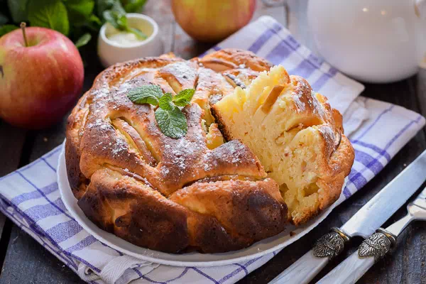 Шарлотка с творогом и яблоками - классический рецепт с пошаговыми фото