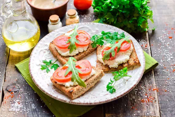 Бутерброды на праздничный стол с творогом и помидорами - рецепт с фото