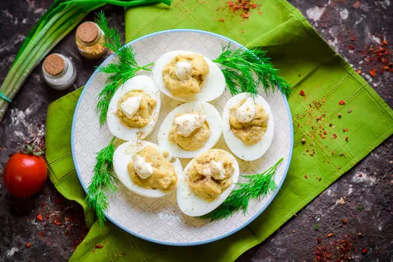 Фаршированные яйца с сардиной - простой рецепт оригинальной закуски