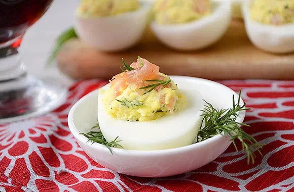 Фаршированные яйца с семгой на праздничный стол - быстрый рецепт с пошаговыми фото