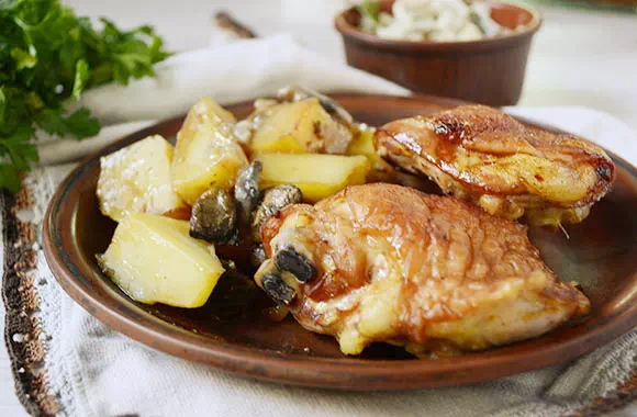 Курица с картошкой в соево-молочном соусе в духовке - классический рецепт с фото