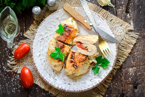 Вкуснейшие куриные рулетики в духовке - классический рецепт с фото