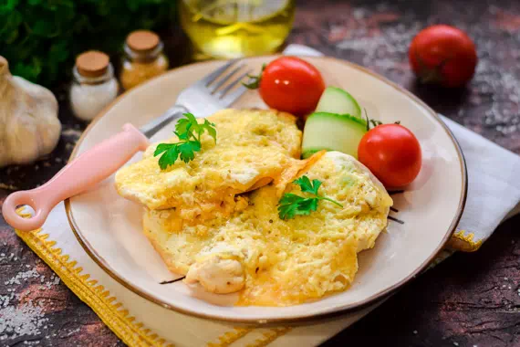 Вкуснейшая курица с ананасами и сыром на сковороде - классический рецепт с фото