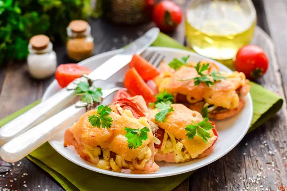 Курица с грибами и помидорами в духовке - классический рецепт с фото