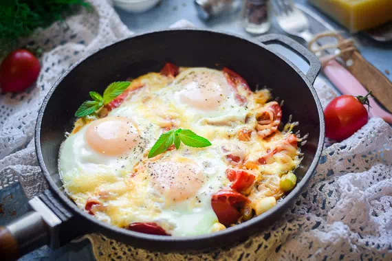 Яичница с помидорами и луком - классический рецепт с фото