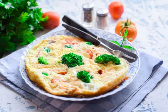 Омлет на сковороде с помидорами, перцем и брокколи - оригинальный рецепт с пошаговыми фото