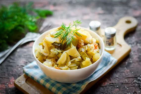 Овощное рагу с кабачками, баклажанами, картошкой и капустой на сковороде за 30 минут