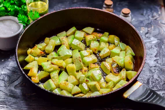 Просто кабачки на сковороде. Жареные кабачки кубиками. Обжариваем кабачок кубиками. Кабачки жареные на сковороде кубиками. Кабачки с брынзой тушеные.