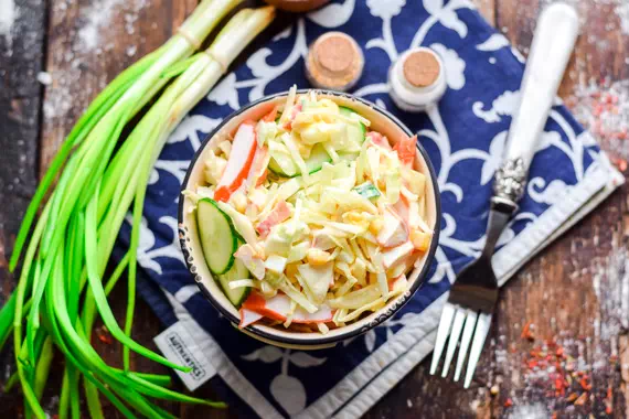 Салат с крабовыми палочками и кукурузой классический с капустой