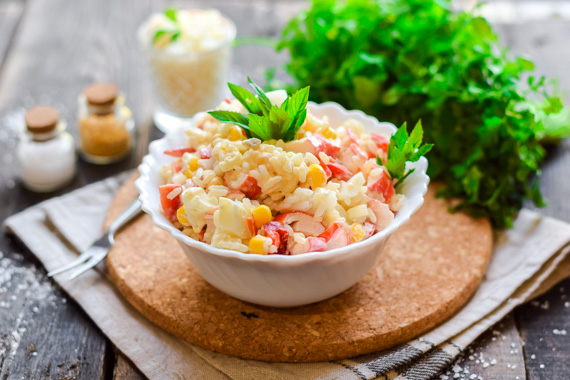 Салат кудесница с крабовыми палочками. Салат с крабовыми палочками подача. Салат из крабового мяса с рисом.