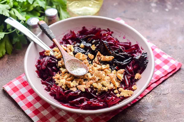 Салат из свеклы с ананасами и черносливом