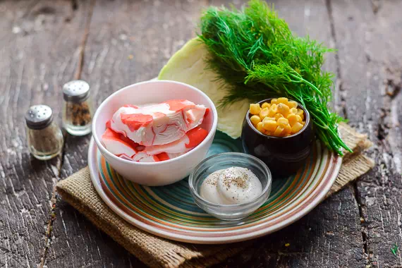 Салат с крабовыми палочками и кукурузой классический с капустой