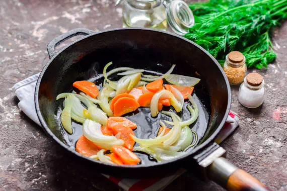 Скумбрия приготовить вкусно и быстро на сковороде. Скумбрия на сковороде с луком и морковью. Печень по-Александрийски.