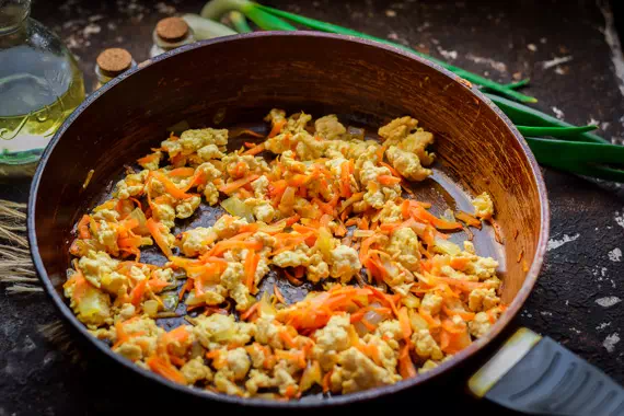 Капуста тушёная с фаршем и рисом на сковороде. Тушёная капуста с фаршем и помидорами на сковороде. Цветная капуста тушеная с фаршем. Капуста тушеная с фаршем БЖУ.