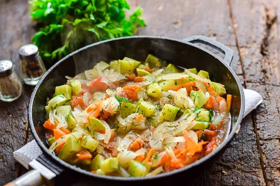 Тушеные кабачки с овощами на сковороде рецепт с фото