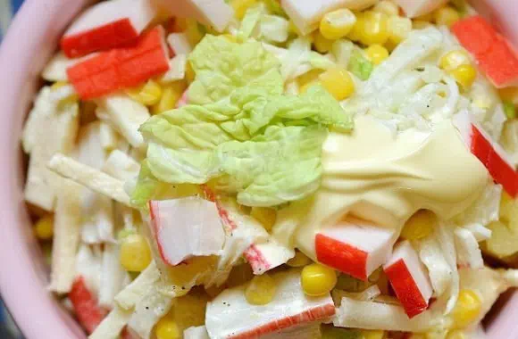 Крабовый салат с зеленым салатом - пошаговый рецепт с фото