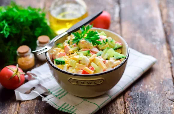 Крабовый салат с чесноком - пошаговый рецепт с фото