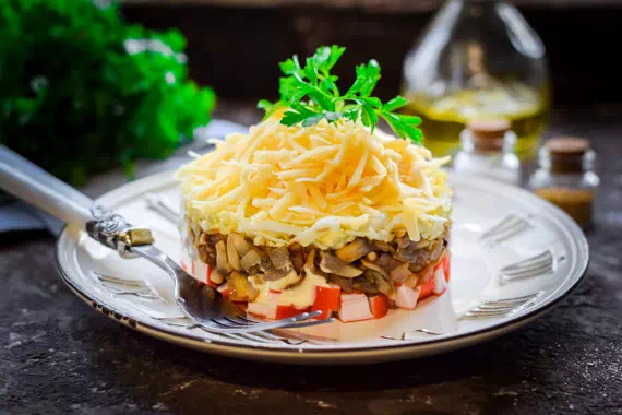 Салат с шампиньонами и крабовыми палочками - классический рецепт с фото