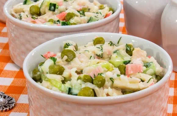 Крабовый салат с горошком - пошаговый рецепт с фото