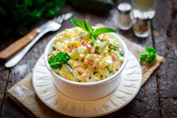Салат с крабовыми палочками и кукурузой - классический рецепт с пошаговыми фото