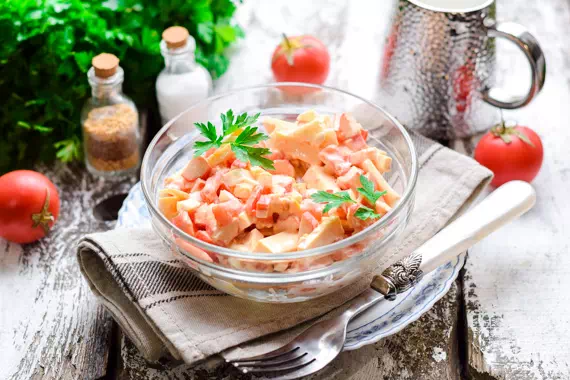 Салат с крабовыми палочками и помидорами - классический пошаговый рецепт с фото