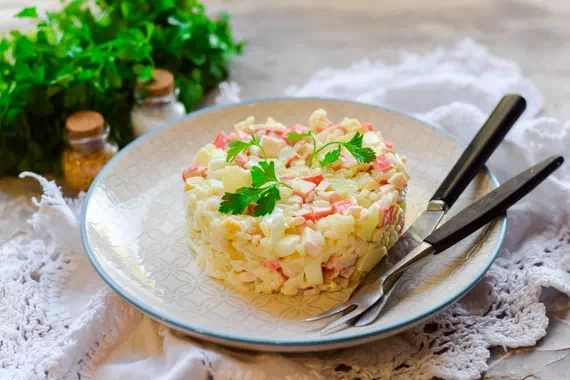 Крабовый салат с рисом - классический рецепт с пошаговыми фото