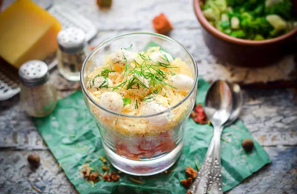 Салат с крабовыми палочками, помидорами и сыром - пошаговый рецепт с фото