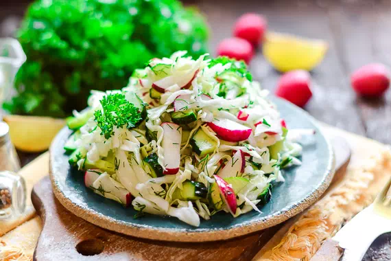 Диетический капустный салат с огурцами и редисом - пошаговый рецепт с фото