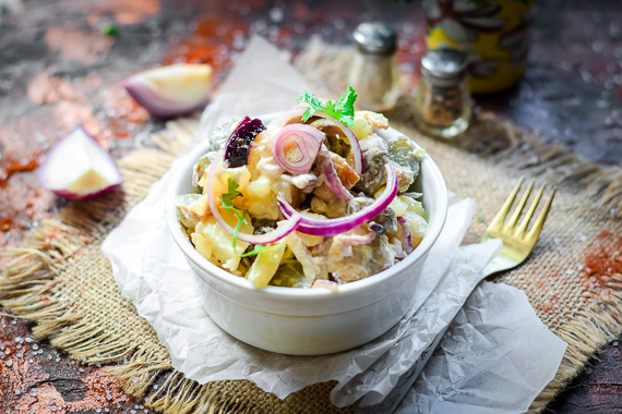 Салат «Деревенский» с курицей и грибами - классический рецепт с фото