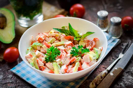 Диетический салат из крабовых палочек с авокадо и помидорами - пошаговый рецепт с фото