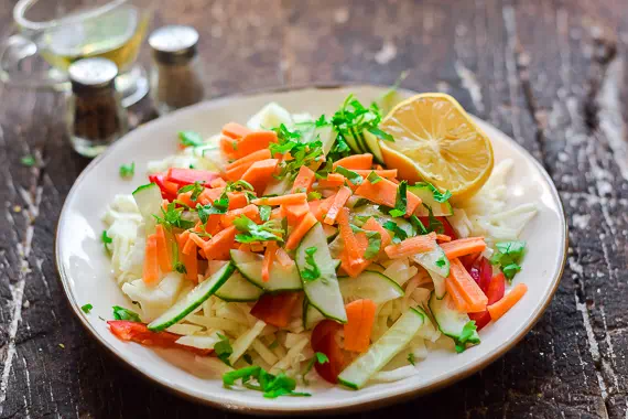 Диетический салат из белокочанной капусты - простой пошаговый рецепт с фото