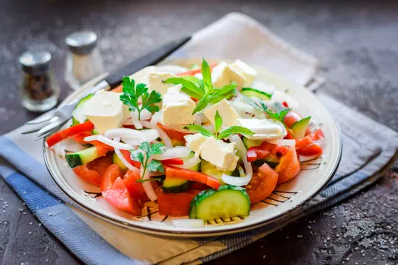 Салат с сыром фета, помидорами и овощами - очень простой рецепт с пошаговыми фото