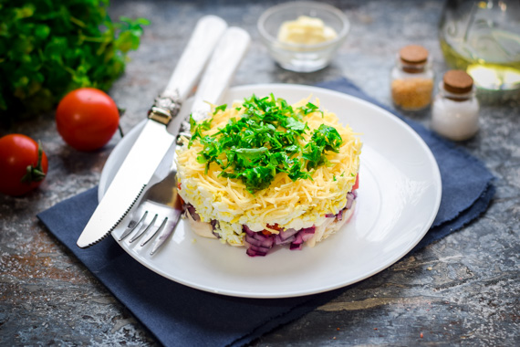 Слоеный салат с курицей и сыром - очень простой рецепт с пошаговыми фото
