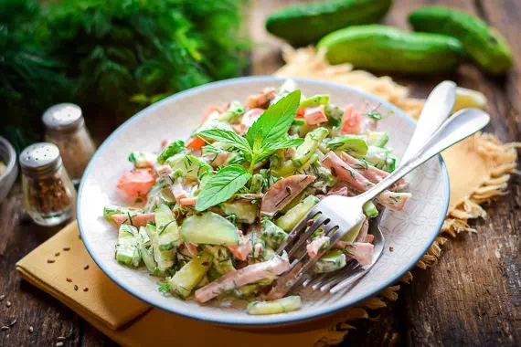 Салат с колбасой и свежими огурцами - очень простой рецепт с пошаговыми фото