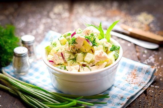 Салат с курицей и свежими огурцами - классический рецепт с пошаговыми фото