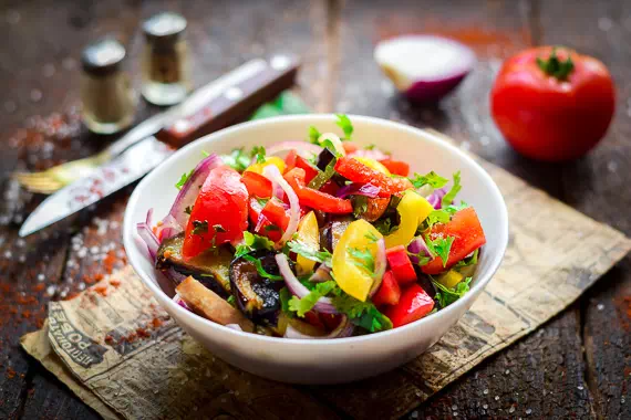 Салат с баклажанами, помидорами и болгарским перцем - очень простой рецепт с пошаговыми фото