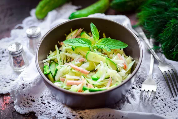 Очень вкусный салат с капустой и копченой колбасой - быстрый рецепт с пошаговыми фото