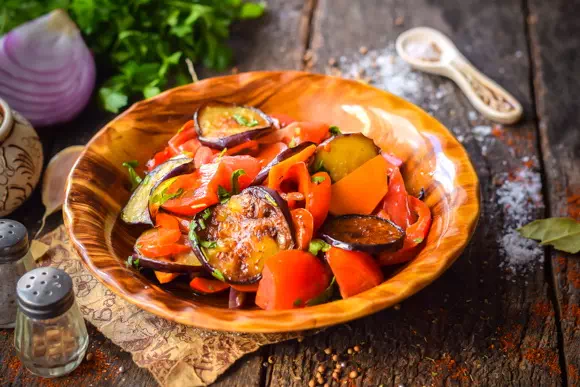 Салат с жареными баклажанами и помидорами - оригинальный рецепт с пошаговыми фото