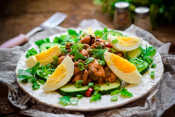 Вкусный салат с маринованными мидиями - оригинальный рецепт с пошаговыми фото