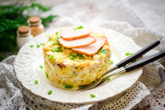 Салат с копченой курицей и кукурузой - оригинальный рецепт с пошаговыми фото
