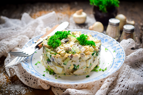 Салат с курицей и шампиньонами - очень простой рецепт с пошаговыми фото