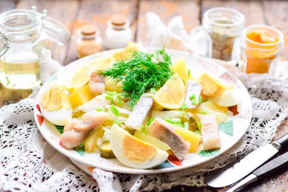 Салат с картофелем и селедкой - оригинальный рецепт с пошаговыми фото 