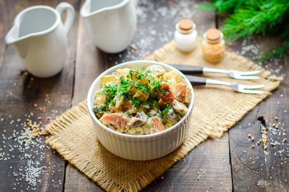 Салат с копченой курицей и грибами - простой рецепт с пошаговыми фото
